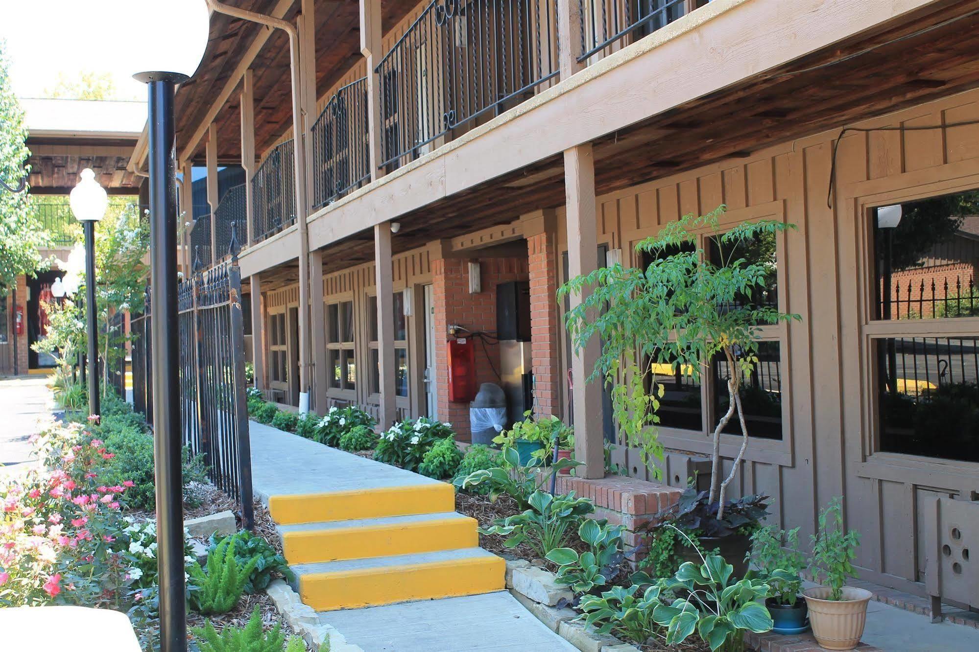 Charles Wesley Motor Lodge Downtown Broken Bow- Hochatown Exterior foto